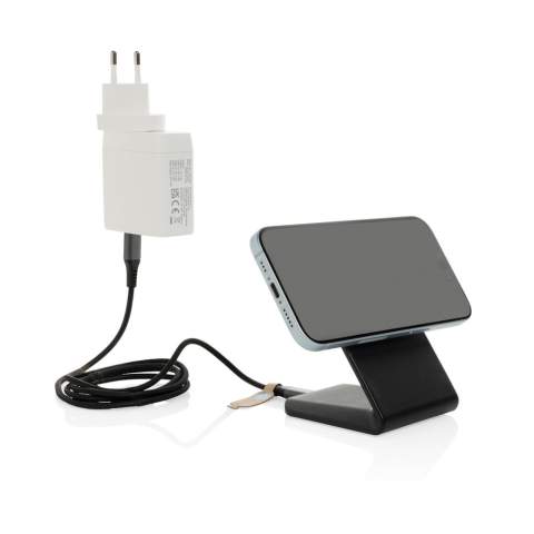 Der 15W magnetische kabellose Ladeständer VoltPerch bietet nahtloses Laden mit einer leistungsstarken Leistung von 15W und einem sicheren Magnethalt für Mobilgeräte. Seine 15 hochwertigen Magnete sorgen für eine perfekte Ausrichtung und effizientes Laden, egal ob in horizontaler oder vertikaler Position. Die Silikonpolster an der Unterseite sorgen für Stabilität auf jeder Oberfläche, während eine integrierte Ladeanzeige Sie auf dem Laufenden hält. Das Gehäuse besteht aus RCS-zertifiziert recyceltem ABS-Kunststoff. RCS (Recycled Claim Standard) ist ein Standard zur Überprüfung des Recyclinganteils eines Produkts über die gesamte Lieferkette hinweg. Gesamtanteil an recyceltem Material: 47% bezogen auf das Gesamtgewicht des Artikels. Der Charger ist PVC-frei und in einer FSC-zertifizierten Kraftbox verpackt. Der Ständer enthält ein 120cm langes USB-C-zu USB-C-Kabel aus RCS-zertifiziert recyceltem TPE. USB-C Input: 9V/2,22A.<br /><br />WirelessCharging: true<br />PVC free: true