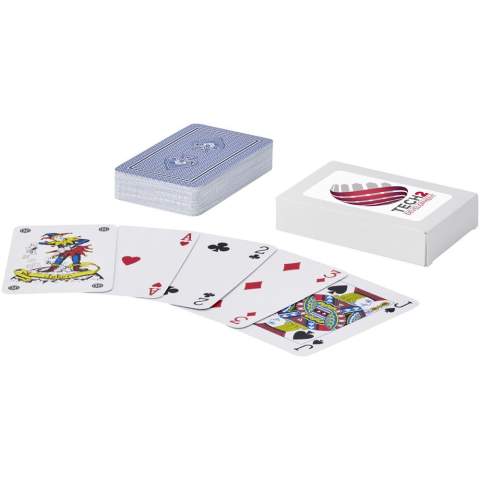 Jeu de cartes classique en papier certifié avec 54 cartes à jouer (dont 2 jokers). Livré dans une boîte en papier certifié issu de sources durables. Avertissement ! Ne convient pas aux enfants de moins de trois ans. Petites pièces. Risque d'étouffement.