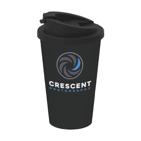 Tasse à café pour emporter en plastique PP, à double paroi. Le couvercle hermétique à vis est muni d'une ouverture et fermeture à pression pour boire. S'adapte à la plupart des porte-gobelets de voiture standards. Réutilisable, approuvé pour un usage alimentaire. Ne passe pas au lave-vaisselle. Capacité 350 ml. Fabriqué en Allemagne.