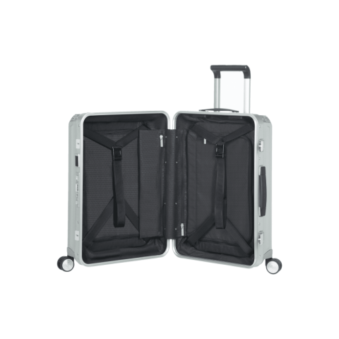 De Lite-Box Alu™ koffers zullen al jouw verwachtingen overstijgen, en dit zowel op vlak van design als op vlak van functionaliteit. Deze premium koffers zijn gemaakt uit duurzaam geanodiseerd aluminium en extra verstevigd aan de hoeken. Jouw spullen zitten gegarandeerd veilig dankzij de geïntegreerde TSA combinatiesloten. De Lite-Box Alu™ straalt puur vakmanschap uit en dat weerspiegelt zich ook in de superieure features. Zo zorgen de stille dubbele wielen en de lange dubbele trekstang voor een optimaal rijcomfort. Met de personalisatie tag geef je jouw koffer direct een persoonlijke touch.<br /><br />De binnenkant van jouw Lite-Box Alu™ koffer kan je naar behoefte organiseren. Beide compartimenten zijn voorzien van inpakriemen en een verwijderbaar tussenschot, zodat je jouw spullen zorgvuldig kan inpakken. Jouw kleinere travel essentials, kan je kwijt in de vele ritsvakken, allen voorzien van een zachte kwalitatieve voering. Aluminium materiaal kan onderhevig zijn aan krassen en deuken, wat je bagage karakter zal geven tijdens jouw reizen. Reisherinneringen vervagen nooit. Op deze collectie geeft Samsonite maar liefst 10 jaar wereldwijde (beperkte) garantie.<br /><br />Personalisatie is mogelijk door middel van een gravering of een gepersonaliseerde tag.