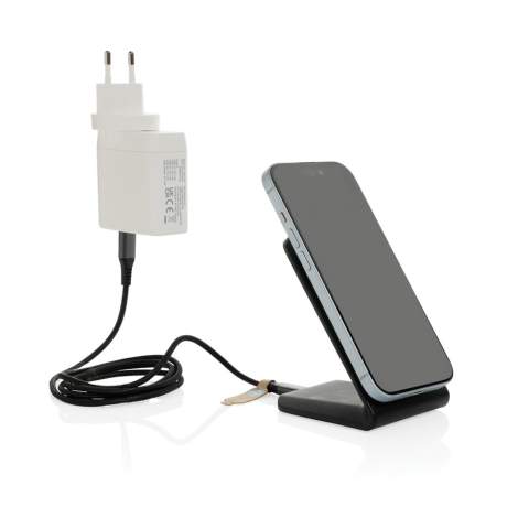 Der 15W magnetische kabellose Ladeständer VoltPerch bietet nahtloses Laden mit einer leistungsstarken Leistung von 15W und einem sicheren Magnethalt für Mobilgeräte. Seine 15 hochwertigen Magnete sorgen für eine perfekte Ausrichtung und effizientes Laden, egal ob in horizontaler oder vertikaler Position. Die Silikonpolster an der Unterseite sorgen für Stabilität auf jeder Oberfläche, während eine integrierte Ladeanzeige Sie auf dem Laufenden hält. Das Gehäuse besteht aus RCS-zertifiziert recyceltem ABS-Kunststoff. RCS (Recycled Claim Standard) ist ein Standard zur Überprüfung des Recyclinganteils eines Produkts über die gesamte Lieferkette hinweg. Gesamtanteil an recyceltem Material: 47% bezogen auf das Gesamtgewicht des Artikels. Der Charger ist PVC-frei und in einer FSC-zertifizierten Kraftbox verpackt. Der Ständer enthält ein 120cm langes USB-C-zu USB-C-Kabel aus RCS-zertifiziert recyceltem TPE. USB-C Input: 9V/2,22A.<br /><br />WirelessCharging: true<br />PVC free: true