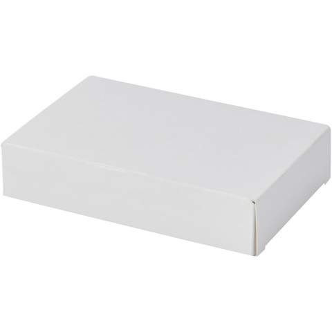 Jeu de cartes classique en papier certifié avec 54 cartes à jouer (dont 2 jokers). Livré dans une boîte en papier certifié issu de sources durables. Avertissement ! Ne convient pas aux enfants de moins de trois ans. Petites pièces. Risque d'étouffement.