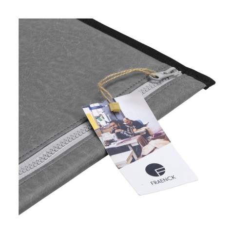 Une housse pour ordinateur portable de 15,6 pouces de la marque Fraenck. Fabriquée en similicuir recyclé. La doublure souple et épaisse protège votre ordinateur portable contre les dommages. Les deux côtés de la housse sont renforcés par un ruban de biais. Dotée d'une solide fermeture à glissière. Convient au rangement et au transport en toute sécurité d'un ordinateur portable ou d'une tablette jusqu'à 15,6 pouces. Fabriqué en Hollande.