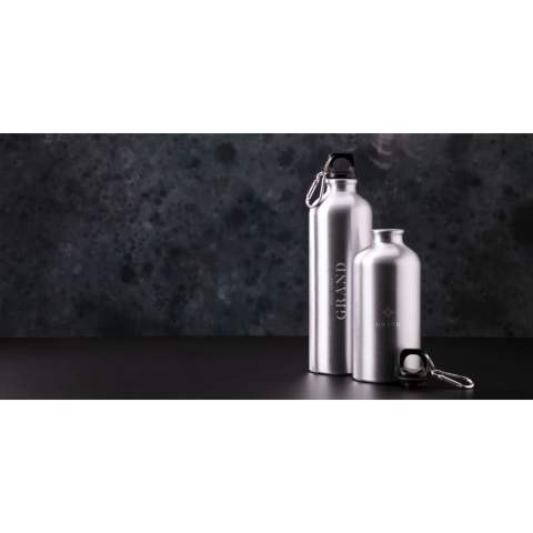 WoW! Bouteille d'eau à paroi simple en aluminium recyclé. Avec une finition très brillante. Munie d'un bouchon à vis en plastique avec un anneau pour porte-clés et un mousqueton en métal. Le mousqueton ne convient pas comme outil d'escalade. Anti-fuite. Ne passe pas au lave-vaisselle. Certifié GRS. Matière recyclée totale : 85%. Capacité 500 ml.      L'utilisation d'aluminium recyclé permet de réduire le nombre de nouvelles matières premières utilisées pour la fabrication de ce produit. Cela signifie moins de consommation d'énergie et moins d'utilisation d'eau.