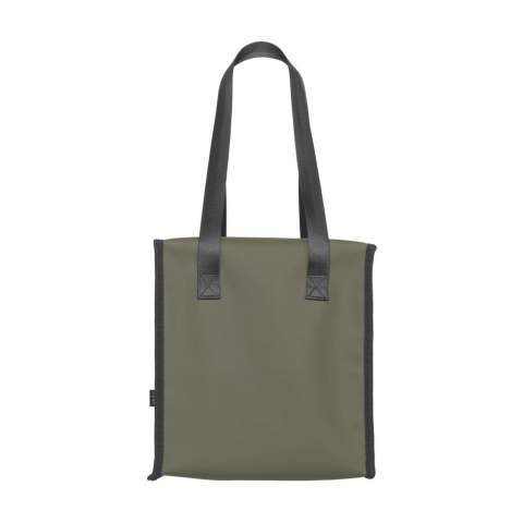 WoW! Stevige en stoere koeltas gemaakt van waterafstotend PU, 7% gerecycled PU en 15% gerecycled polyester. Het materiaal kan tegen een stootje en is bovendien gemakkelijk schoon te houden. De binnenzijde van de tas is bekleed met aluminiumfolie voor het koelhouden van de inhoud. De koeltas heeft een ritssluiting en twee stevige handgrepen. Aan de voorzijde zit een extra opbergvak - handig voor je telefoon, portemonnee of iets anders dat niet koel bewaard hoeft te worden. RCS-gecertificeerd. Totaal gerecycled materiaal: 22%. Inhoud ca. 9 liter.
