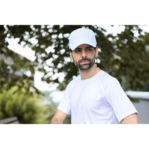 During sports, this cooldry sports cap from our retail line knows how to keep your head cool. The cooldry polyester ensures that moisture is moved from the skin to outside the fabric as quickly as possible. The cap also looks great on you, so you can definitely be seen running. The cap has six panels and a Velcro closure.