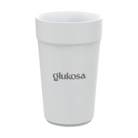 Gobelet réutilisable et empilable avec couvercle de la marque Circulware. Ce gobelet est fabriqué à partir de plastique de haute qualité et peut être réutilisé jusqu'à 500 fois. Le couvercle empilable est en plastique 100 % recyclable et se ferme parfaitement. Cela en fait une tasse idéale à emporter. Une excellente alternative au gobelet jetable. Ce gobelet est léger, facile à nettoyer et empilable, et un excellent gain de place. Sans BPA et approuvé pour les aliments. Passe au lave-vaisselle et au micro-ondes. 100% recyclable. Ce gobelet contribue à une économie circulaire. Conception hollandaise. Fabriqué en Hollande. Capacité 400 ml.