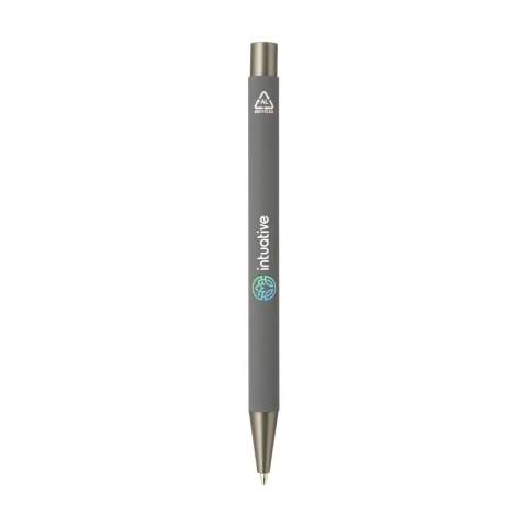 WoW! Blauwschrijvende balpen met een houder van 100% RCS-gecertificeerd gerecycled aluminium. De houder is afgewerkt met een rubberised soft touch finish. Het eenvoudige design zonder clip geeft de pen een moderne, elegante uitstraling. RCS-gecertificeerd. Totaal gerecycled materiaal: 81%.    Door het gebruik van gerecycled aluminium worden er minder nieuwe grondstoffen gebruikt tijdens de productie van dit product. Dit betekent minder energieverbruik en minder gebruik van water.