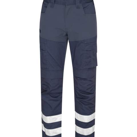 • werkbroek in volledige stretch voor een maximale bewegingsvrijheid en comfort<br />• moderne pasvorm, slim fit model<br />• 2 reflecterende banden op elke broekspijp<br />• beenzakken met ritssluiting, telefoonzakken aan beide zijden en afsluitbaar met velcro<br />• duimstokzak aan de rechterzijde<br />• kniezakken aan de binnenzijde, aanpasbaar in 2 hoogtes<br />• mogelijkheid om spijkerzakken (ref: 9042) te bevestigen                               <br />• verborgen knoop