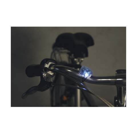 Mini fietslampenset: een felwit en felrood LED-lampje met elastische lus. In te stellen op knipperend en continu licht. Incl. batterijen en gebruiksaanwijzing. Per set in stevige cassette met magneetsluiting.