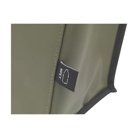 WoW! Stevige en stoere koeltas gemaakt van waterafstotend PU, 7% gerecycled PU en 15% gerecycled polyester. Het materiaal kan tegen een stootje en is bovendien gemakkelijk schoon te houden. De binnenzijde van de tas is bekleed met aluminiumfolie voor het koelhouden van de inhoud. De koeltas heeft een ritssluiting en twee stevige handgrepen. Aan de voorzijde zit een extra opbergvak - handig voor je telefoon, portemonnee of iets anders dat niet koel bewaard hoeft te worden. RCS-gecertificeerd. Totaal gerecycled materiaal: 22%. Inhoud ca. 9 liter.