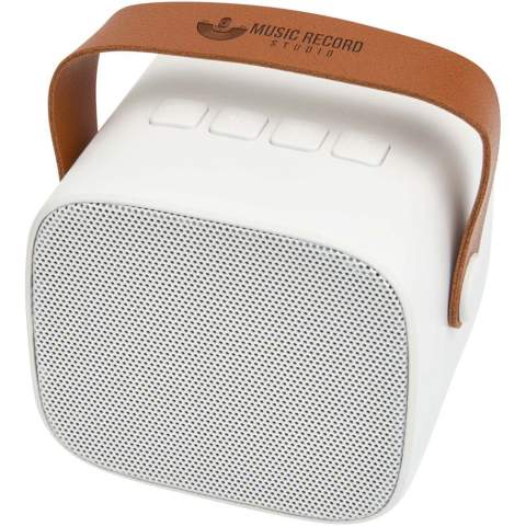 De Diya draadloze speaker is gemaakt van gerecycled plastic en heeft een PU-leren band voor eenvoudig meenemen. Hij levert 3 watt krachtig geluid en ondersteunt het afspelen van MP3 via Micro SD. Geniet van naadloze connectiviteit met een line-in-optie en laad moeiteloos op via de Type-C-oplaadpoort. De afspeeltijd op maximaal volume bedraagt ​​ongeveer 3 uur en de speaker kan in ongeveer 2 uur volledig worden opgeladen van 0-100%.