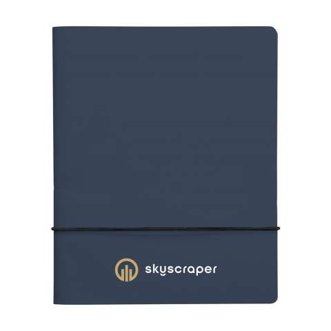 Carnet en format A5 avec une couverture réalisée à partir de déchets de cuir italien recyclés et de liants naturels. Un produit de la marque MADE out of. Le cuir recyclé est très solide, a un bel aspect mat et sent le cuir. La couche supérieure colorée est constituée d'un revêtement PU très fin à 100% à base d'eau. Ce carnet à fermeture élastique peut être reclassé (Réutiliser & Réduire). Fourni avec environ 120 feuilles / 240 pages de papier (90 g/m²). Le contenu est maintenu en place par une bande élastique. Fait main. Conception hollandaise. Fabriqué en Hollande.