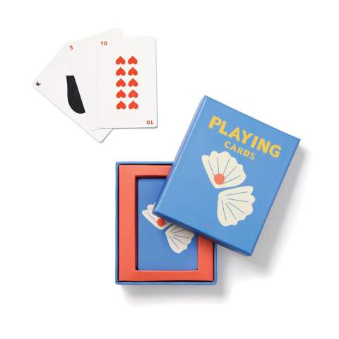 Dieses pfiffige Spielkartenset ist eine unterhaltsame und stilvolle Ergänzung für jedes Zuhause. Die stilvolle Box ist ein schönes Detail in Ihrer Einrichtung und macht gleichzeitig Spaß, wenn Sie mit Freunden und Familie Karten spielen.