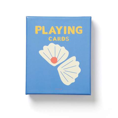 Deze praktische set speelkaarten vormt een leuke en stijlvolle aanvulling op ieder thuis. Het mooie doosje ziet er geweldig uit als detail in je interieur en maakt het gemakkelijk speelkaarten tevoorschijn te halen voor een gezellig potje kaarten met vrienden en familie.
