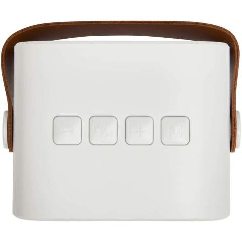 De Diya draadloze speaker is gemaakt van gerecycled plastic en heeft een PU-leren band voor eenvoudig meenemen. Hij levert 3 watt krachtig geluid en ondersteunt het afspelen van MP3 via Micro SD. Geniet van naadloze connectiviteit met een line-in-optie en laad moeiteloos op via de Type-C-oplaadpoort. De afspeeltijd op maximaal volume bedraagt ​​ongeveer 3 uur en de speaker kan in ongeveer 2 uur volledig worden opgeladen van 0-100%.