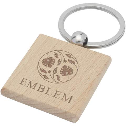 Porte-clés carré en bois de hêtre, livré dans une enveloppe en papier recyclé kraft brun. Les dimensions du porte-clés sont de 4 x 4 cm. Peut être gravé. 