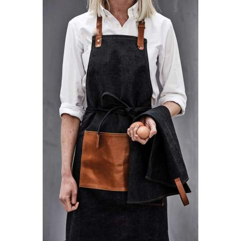 Een robuust keukenschort van stonewashed canvas (500 g/m2) met details in PU-materiaal. Een duurzaam schort dat met de tijd alleen maar mooier wordt.