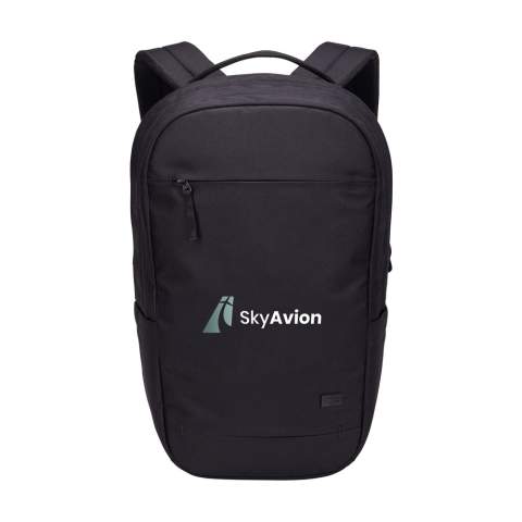 Sac à dos robuste pour ordinateur portable. Fabriqué à partir de 82% de matériaux recyclés : extérieur en polyester 600D 100% recyclé avec revêtement hydrofuge sans PFAS, doublure en polyester 150D recyclé et fermetures à glissière YKK avec attache en matériau recyclé à 86%. Le sac à dos est doté de deux compartiments principaux et de fonctions d'organisation bien pensées. Les différents compartiments sont dotés d'une couche de mousse protectrice pour une protection optimale d'un ordinateur portable de 16,6 pouces et d'une tablette de 12,9 pouces, de plusieurs poches à glissière et d'une poche filet zippée. La poche de sécurité cachée sur le panneau arrière permet de dissimuler les objets importants tels que le passeport ou le portefeuille, tout en les gardant à portée de main. Le panneau arrière est doté d'un filet respirant, de bretelles rembourrées et profilées et d'une poignée en filet rembourrée pour un plus grand confort de transport. Facile à attacher à un chariot. Les matériaux recyclés garantissent une longue durée de vie. Capacité env. 21 litres.
