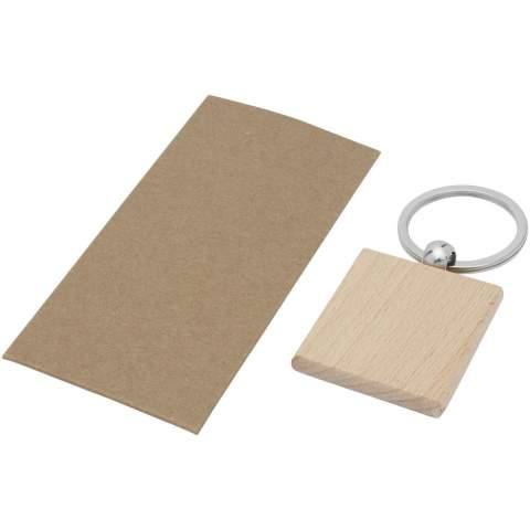 Porte-clés carré en bois de hêtre, livré dans une enveloppe en papier recyclé kraft brun. Les dimensions du porte-clés sont de 4 x 4 cm. Peut être gravé. 