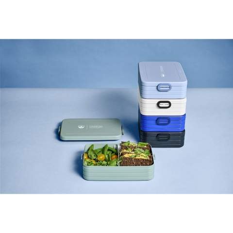 Boîte à lunch très spacieuse et luxueuse en ABS de la marque Mepal. Avec un séparateur amovible et une fermeture pratique à bouton-pression. Le couvercle se ferme parfaitement et est muni d’un joint d’étanchéité pour que le contenu reste frais pendant longtemps. Un produit de haute qualité. Capacité de 1,5 litre. Convient pour un maximum de 8 sandwiches. Approuvée pour les aliments. Ce produit bénéficie d'une garantie fabricant Mepal de 2 ans. Fabriqué en Hollande.      REMARQUE : jusqu'à 1000 articles disponibles sous 10 jours ouvrés hors marquage, à l exception des réservations.
