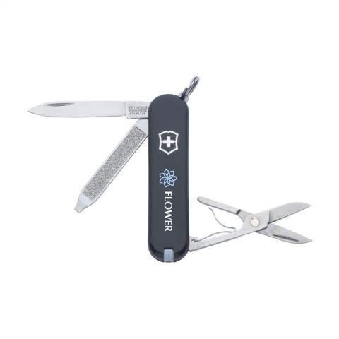 Original Schweizer Taschenmesser aus der Offizierserie von Victorinox mit  ABS Griff, einer Einlage aus anodisiertem Aluminium und Tools aus 100% recyceltem Stahl. 5-teilig mit 7 Funktionen: Messer. Feile mit Schraubenzieher, Schere, Schlüsselring, Pinzette und Zahnstocher. Inklusive Gebrauchsanweisung und lebenslanger Garantie auf Material- und Herstellungsfehler. Victorinox Messer sind ein globales Symbol für Zuverlässigkeit, Funktionalität und Perfektion. Beachten Sie, dass möglicherweise lokale Vorschriften für den Besitz und / oder das Tragen von Messern oder Multitools in der Öffentlichkeit gelten. Pro Stück in einer Verpackung.