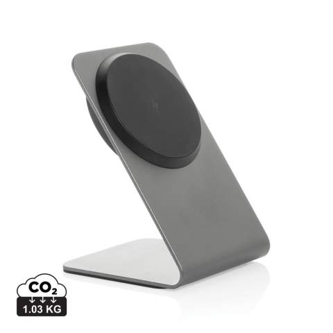 De Terra Aluminium 15W magnetische draadloze oplaadstandaard herdefinieert verfijning en prestaties. Met een krachtige 15W-uitgang biedt het geavanceerde magnetische systeem een ​​stevige grip voor uw apparaat. Met 15 precisiemagneten zorgt hij voor een perfecte uitlijning voor efficiënt opladen, zowel horizontaal als verticaal. De siliconen basispads verbeteren de stabiliteit, terwijl de ingebouwde laadindicator ingetogen elegantie toevoegt. Gemaakt van RCS-gecertificeerd gerecycled aluminium en AVS, combineert de Terra-standaard een verfijnd ontwerp met een lage impact. RCS (Recycled Claim Standard) controleert het gerecyclede materiaal in de hele toeleveringsketen. Gemaakt met 68% gerecycled materiaal op basis van het artikelgewicht. Volledig PVC-vrij, verpakt in een FSC-gecertificeerde kraftdoos, wat de lage impact benadrukt. De standaard wordt geleverd met een 120 cm lange USB-C naar USB-C-kabel, gemaakt van RCS-gecertificeerd gerecycled TPE. Ingang USB-C: 9V/2,22A.<br /><br />WirelessCharging: true<br />PVC free: true