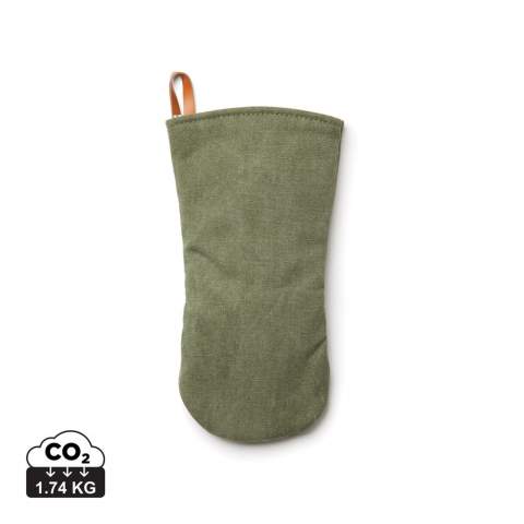 Practical and stylish oven glove made of cotton canvas. Generously padded to protect your hands when you're taking hot dishes from the kitchen to the table. You can hang the stylish oven glove up in your kitchen with the handy leather loop when not in use - ready to grab when you about to take out a searing hot dish! Suitable for right and left handed users.