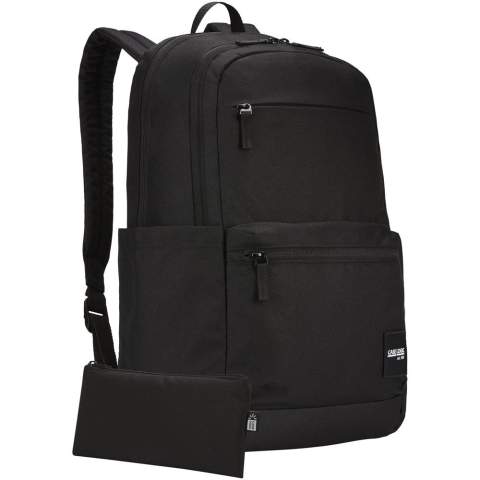 De Case Logic Uplink rugzak heeft een opslagcapaciteit van 26 liter, waaronder twee grote compartimenten, dubbele voorvakken en voldoende organisatievakken. De rugzak is gemaakt van 100% gerecycled 600D-polyester bodymateriaal in combinatie met een gewatteerde, duurzame 100% gerecycled 1200D-polyester basis. De voorgevormde schouderbanden en een gewatteerd, volledig gevoerd achterpaneel zorgen voor comfortabel dragen. Met een gewatteerd 15,6" laptopvak, een 10" tablethoes, twee grote zijvakken voor een waterfles of andere kleine spullen en een organisatievak aan de voorkant voor kleine elektronica, pennen en sleutels. Het ruime hoofdvak is ontworpen voor boeken en mappen en een secundair vak voor extra notitieboeken, koptelefoons en persoonlijke spullen, plus een klein privacyvakje met ritssluiting. In het snel toegankelijke voorvak kunnen een telefoon en kleine accessoires worden opgeborgen.