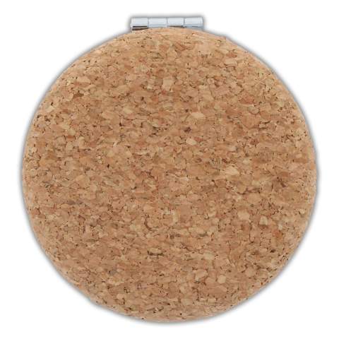 Deze kleine spiegel omringd met kurk is handig om overal mee naar toe te nemen.  Door het kleine formaat neemt de spiegel niet veel ruimte in beslag. Door de kurken materiaal van deze Make-up spiegel raakt deze ook niet beschadigd in je zak of tas.