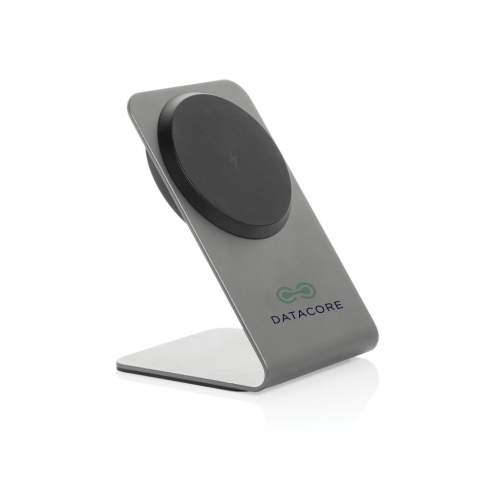 De Terra Aluminium 15W magnetische draadloze oplaadstandaard herdefinieert verfijning en prestaties. Met een krachtige 15W-uitgang biedt het geavanceerde magnetische systeem een ​​stevige grip voor uw apparaat. Met 15 precisiemagneten zorgt hij voor een perfecte uitlijning voor efficiënt opladen, zowel horizontaal als verticaal. De siliconen basispads verbeteren de stabiliteit, terwijl de ingebouwde laadindicator ingetogen elegantie toevoegt. Gemaakt van RCS-gecertificeerd gerecycled aluminium en AVS, combineert de Terra-standaard een verfijnd ontwerp met een lage impact. RCS (Recycled Claim Standard) controleert het gerecyclede materiaal in de hele toeleveringsketen. Gemaakt met 68% gerecycled materiaal op basis van het artikelgewicht. Volledig PVC-vrij, verpakt in een FSC-gecertificeerde kraftdoos, wat de lage impact benadrukt. De standaard wordt geleverd met een 120 cm lange USB-C naar USB-C-kabel, gemaakt van RCS-gecertificeerd gerecycled TPE. Ingang USB-C: 9V/2,22A.<br /><br />WirelessCharging: true<br />PVC free: true