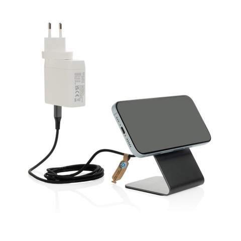 De Terra Aluminium 15W magnetische draadloze oplaadstandaard herdefinieert verfijning en prestaties. Met een krachtige 15W-uitgang biedt het geavanceerde magnetische systeem een ​​stevige grip voor uw apparaat. Met 15 precisiemagneten zorgt hij voor een perfecte uitlijning voor efficiënt opladen, zowel horizontaal als verticaal. De siliconen basispads verbeteren de stabiliteit, terwijl de ingebouwde laadindicator ingetogen elegantie toevoegt. Gemaakt van RCS-gecertificeerd gerecycled aluminium en AVS, combineert de Terra-standaard een verfijnd ontwerp met een lage impact. RCS (Recycled Claim Standard) controleert het gerecyclede materiaal in de hele toeleveringsketen. Gemaakt met 68% gerecycled materiaal op basis van het artikelgewicht. Volledig PVC-vrij, verpakt in een FSC-gecertificeerde kraftdoos, wat de lage impact benadrukt. De standaard wordt geleverd met een 120 cm lange USB-C naar USB-C-kabel, gemaakt van RCS-gecertificeerd gerecycled TPE. Ingang USB-C: 9V/2,22A.<br /><br />WirelessCharging: true<br />PVC free: true