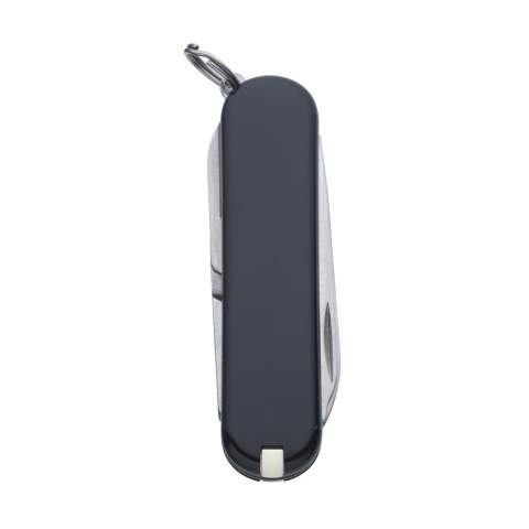 Original Schweizer Taschenmesser aus der Offizierserie von Victorinox mit  ABS Griff, einer Einlage aus anodisiertem Aluminium und Tools aus 100% recyceltem Stahl. 5-teilig mit 7 Funktionen: Messer. Feile mit Schraubenzieher, Schere, Schlüsselring, Pinzette und Zahnstocher. Inklusive Gebrauchsanweisung und lebenslanger Garantie auf Material- und Herstellungsfehler. Victorinox Messer sind ein globales Symbol für Zuverlässigkeit, Funktionalität und Perfektion. Beachten Sie, dass möglicherweise lokale Vorschriften für den Besitz und / oder das Tragen von Messern oder Multitools in der Öffentlichkeit gelten. Pro Stück in einer Verpackung.