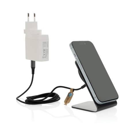 De Terra Aluminium 15W magnetische draadloze oplaadstandaard herdefinieert verfijning en prestaties. Met een krachtige 15W-uitgang biedt het geavanceerde magnetische systeem een ​​stevige grip voor uw apparaat. Met 15 precisiemagneten zorgt hij voor een perfecte uitlijning voor efficiënt opladen, zowel horizontaal als verticaal. De siliconen basispads verbeteren de stabiliteit, terwijl de ingebouwde laadindicator ingetogen elegantie toevoegt. Gemaakt van RCS-gecertificeerd gerecycled aluminium en AVS, combineert de Terra-standaard een verfijnd ontwerp met een lage impact. RCS (Recycled Claim Standard) controleert het gerecyclede materiaal in de hele toeleveringsketen. Gemaakt met 68% gerecycled materiaal op basis van het artikelgewicht. Volledig PVC-vrij, verpakt in een FSC-gecertificeerde kraftdoos, wat de lage impact benadrukt. De standaard wordt geleverd met een 120 cm lange USB-C naar USB-C-kabel, gemaakt van RCS-gecertificeerd gerecycled TPE. Ingang USB-C: 9V/2,22A.<br /><br />WirelessCharging: true<br />PVC free: true