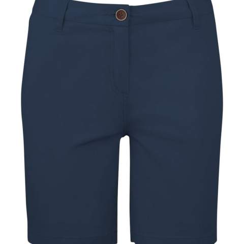 Moderne, comfortabele short in een aangenaam, zacht materiaal voor optimaal comfort en bewegingsvrijheid. De combinatie van katoen en elastaan ​​zorgt ervoor dat de shorts comfortabel zijn en de vorm niet verliezen. Opgestikte achterzakken. YKK-ritssluiting. De stof is nabehandeld met een enzyme wash, waardoor het materiaal voorgekrompen is en zacht aanvoelt.