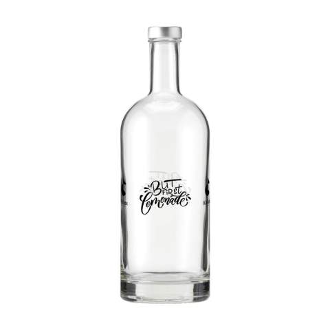 Stilvolle Glaswasserflasche mit Schraubverschluss und stabilem Boden. Das zeitlose Design macht diese Flasche ideal als Tischflasche und besonders geeignet für den Einsatz in der Gastronomie. Die Flasche ist spülmaschinengeeignet, der Verschluss nicht. Um den Aufdruck zu erhalten, wird Handwäsche empfohlen. Fassungsvermögen 1L.
