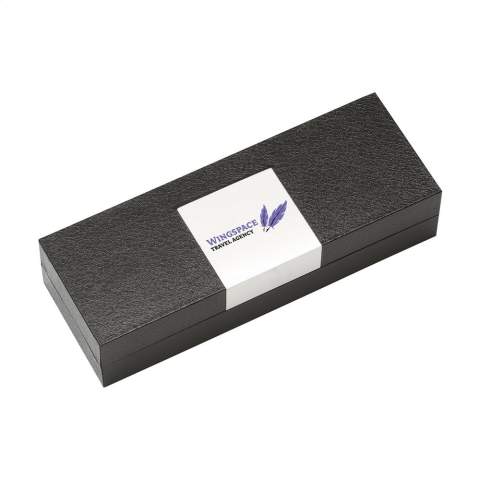 Hochglanz-Schreibset: blauschreibender Kugelschreiber mit Dreh-Klicksystem und einem Bleistift mit 3 HB-Minen (0,9 mm). Beide mit Metallakzenten. In einer Kassette.