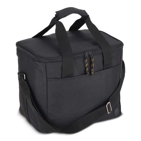 Sac isotherme spacieux, élégant et sportif en tissu rPET vert. Beaux détails en beige et noir. Pratique, il est doté d'une poignée et d'une bandoulière réglable.