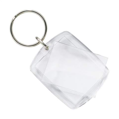 Sleutelhanger van loepzuiver plexiglas (acryl).   • Zonder opdruk: Levering zonder inlegvel en in losse onderdelen. Transparante onderdelen per 500 stuks in plastic zak. Behuizing met sleutelring per 500 stuks in plastic zak. Plexiglas plaatjes per 500 stuks in plastic zak. Ook bij kleinere aantallen worden de onderdelen gesorteerd geleverd. • Met opdruk: Levering met inlegvel en gemonteerd. Afm. inlegvel 4 x 3 cm.