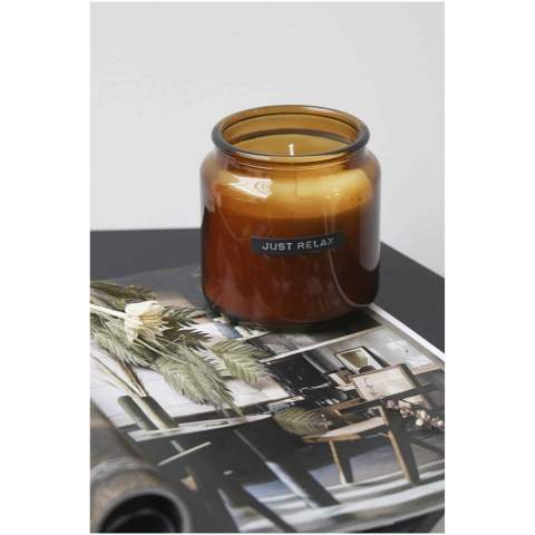 Cette belle bougie parfumée (650 g) est fabriquée à la main aux Pays-Bas à 100 % à partir de cire de soja. L'élégant pot en verre crée une atmosphère chaleureuse à la maison. En outre, la bougie répand un parfum chaleureux de bois de cèdre dans toute la pièce.