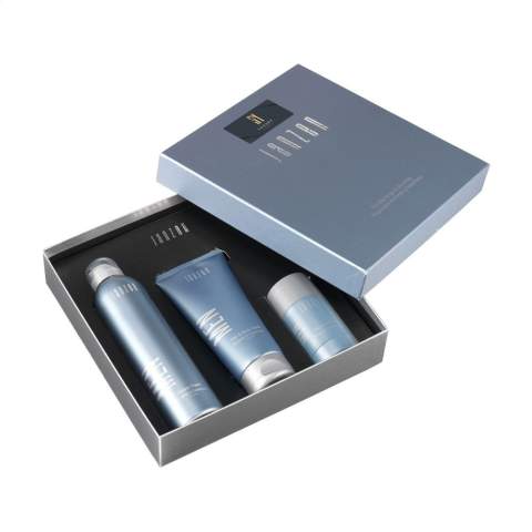 Un coffret cadeau de la marque Janzen, spécialement composé pour les hommes, avec 3 produits de soin pour une peau et des cheveux agréables. Contenu : • Mousse de douche - 200 ml • Gel douche corps et cheveux - 200 g • Déodorant stick - 75 ml. Ce coffret cadeau contenant de délicieux produits de soin permet de commencer la journée en toute fraîcheur et en toute confiance. Avec un parfum délicieux de bergamote et de bois de cèdre, complété par des notes d'agrumes, de noix de muscade et de musc. Les produits sont emballés dans un coffret cadeau luxueux. Par set dans une boîte.