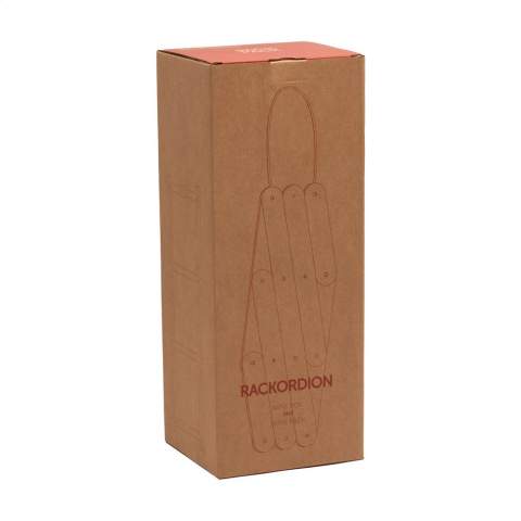 Rackpack Wine Rack: Geschenkverpackung für Wein und Weinregal in einem. Eine Geschenkverpackung für eine einzelne Flasche Wein. Wenn Sie dieses Produkt aufklappen, erhalten Sie ein Weinregal, das Platz für 6 Weinflaschen bietet. Mit einer praktischen Trageschlaufe aus Baumwolle. Rackpack: eine Wein-Geschenkbox aus FSC 100% zertifiziertes Holz mit einem neuen zweiten Leben! • geeignet für eine Flasche Wein • ausgeklappt geeignet für sechs Flaschen Wein • Kiefernholz • Wein nicht inklusive. Wird einzeln in einem Kraftkarton geliefert.
