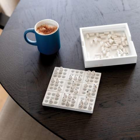 Met dit FSC® gecertificeerde houten Sudoku spel heb je urenlang speelplezier! Het hele spel is gemaakt van hout inclusief de pinnen en wordt geleverd met een massief houten hoes om de stukken te beschermen. Wordt geleverd met gemakkelijk te begrijpen regels voor het spelen en oplossen van Sudoku-puzzels. Een puzzel kan 20 minuten tot 2 uur duren, afhankelijk van je ervaring. Wordt geleverd in FSC®-gecertificeerde kraftdoos.