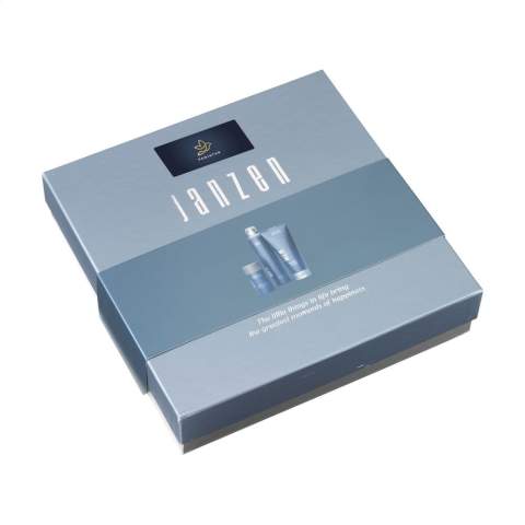 Un coffret cadeau de la marque Janzen, spécialement composé pour les hommes, avec 3 produits de soin pour une peau et des cheveux agréables. Contenu : • Mousse de douche - 200 ml • Gel douche corps et cheveux - 200 g • Déodorant stick - 75 ml. Ce coffret cadeau contenant de délicieux produits de soin permet de commencer la journée en toute fraîcheur et en toute confiance. Avec un parfum délicieux de bergamote et de bois de cèdre, complété par des notes d'agrumes, de noix de muscade et de musc. Les produits sont emballés dans un coffret cadeau luxueux. Par set dans une boîte.
