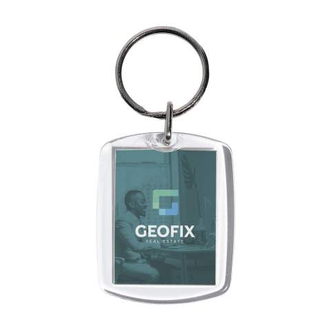 Sleutelhanger van loepzuiver plexiglas (acryl).   • Zonder opdruk: Levering zonder inlegvel en in losse onderdelen. Transparante onderdelen per 500 stuks in plastic zak. Behuizing met sleutelring per 500 stuks in plastic zak. Plexiglas plaatjes per 500 stuks in plastic zak. Ook bij kleinere aantallen worden de onderdelen gesorteerd geleverd. • Met opdruk: Levering met inlegvel en gemonteerd. Afm. inlegvel 4 x 3 cm.