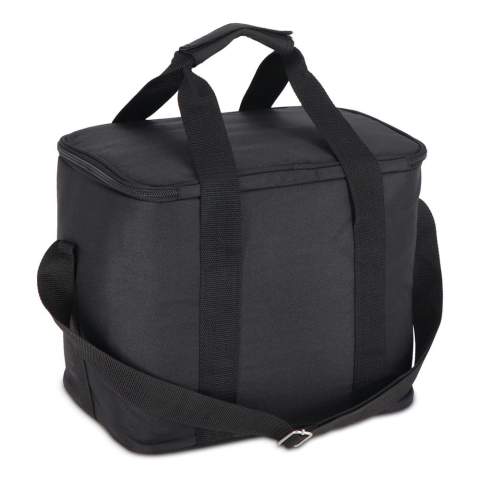 Sac isotherme spacieux, élégant et sportif en tissu rPET vert. Beaux détails en beige et noir. Pratique, il est doté d'une poignée et d'une bandoulière réglable.