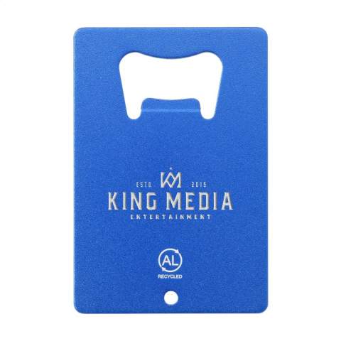 WoW! Flesopener van 100% gerecycled aluminium. De opener heeft het prettige formaat van een creditcard en is gemakkelijk aan een sleutelring te bevestigen. GRS-gecertificeerd.    Aluminium kan oneindig vaak gerecycled worden terwijl de kwaliteit van het materiaal behouden blijft. Door het gebruik van gerecycled aluminium worden er minder nieuwe grondstoffen gebruikt tijdens de productie van dit product. Dit betekent minder energieverbruik en minder gebruik van water.