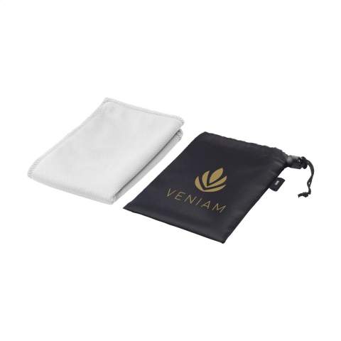 WoW! Serviette réfrigérante spéciale pour le sport/refroidissement en polyester RPET dans une pochette RPET. Après un  immersion dans l'eau froide,  cette serviette peut rafraichir  pendant des heures lors d'activités sportives. Taille idéale (30 x 80 cm) à utiliser comme refroidisseur de cou. Livrée dans une pochette pratique en polyester RPET (dim. 16,5 x 11,5 cm). Parfait pour une promotion sportive. Certifié GRS. Matière recyclée totale : 100%.