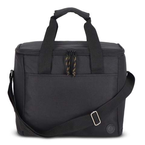 Sac isotherme spacieux, élégant et sportif en tissu rPET vert. Beaux détails en beige et noir. Pratique, il est doté d'une poignée et d'une bandoulière réglable.