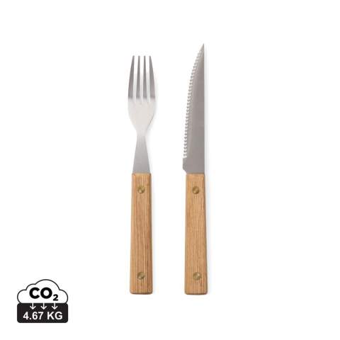 Set the table with this timeless 8-piece BBQ cutlery set, designed with Scandinavian simplicity in mind. Crafted from FSC® certified ash wood and high-quality stainless steel, this set includes four sharp knives and four forks with a comfortable grip. This set is not only a pleasure to use but also a stylish addition to any barbecue or dining experience.